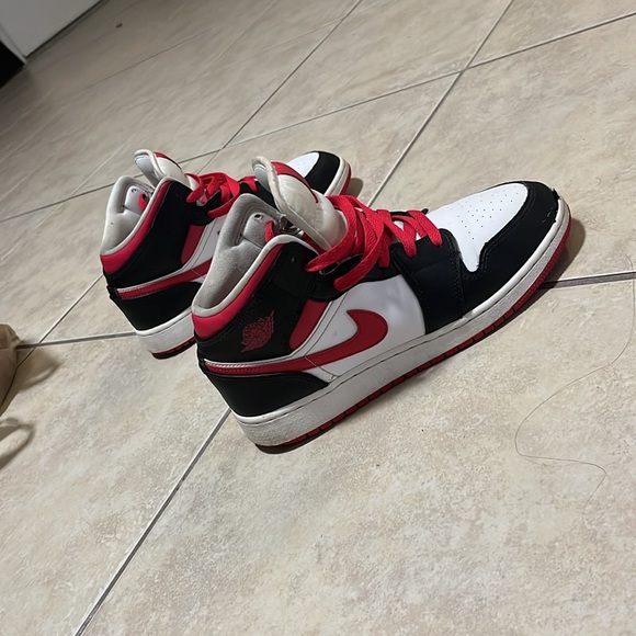 Jordan 1s red and white and black mid condition can easily wash them REAL 1s - Picture 4 of 4